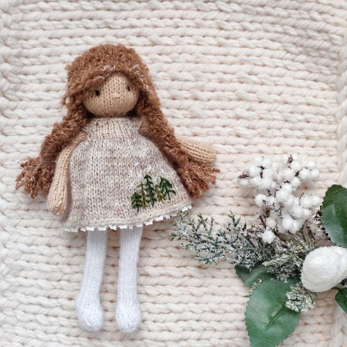 عروسک دخترانه دست‌باف با لباس گل‌دوزی‌شده